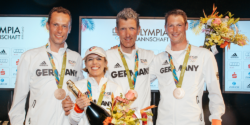 Show jumpers Christian Ahlmann, Meredith Michaels-Beerbaum, Ludger Beerbaum and Daniel Deusser posing with their silver medals at the German House © picture alliance 